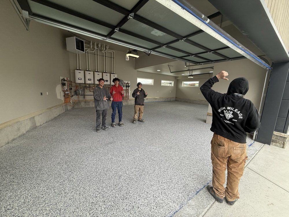 Large flake-coated shop floor with the crew on site